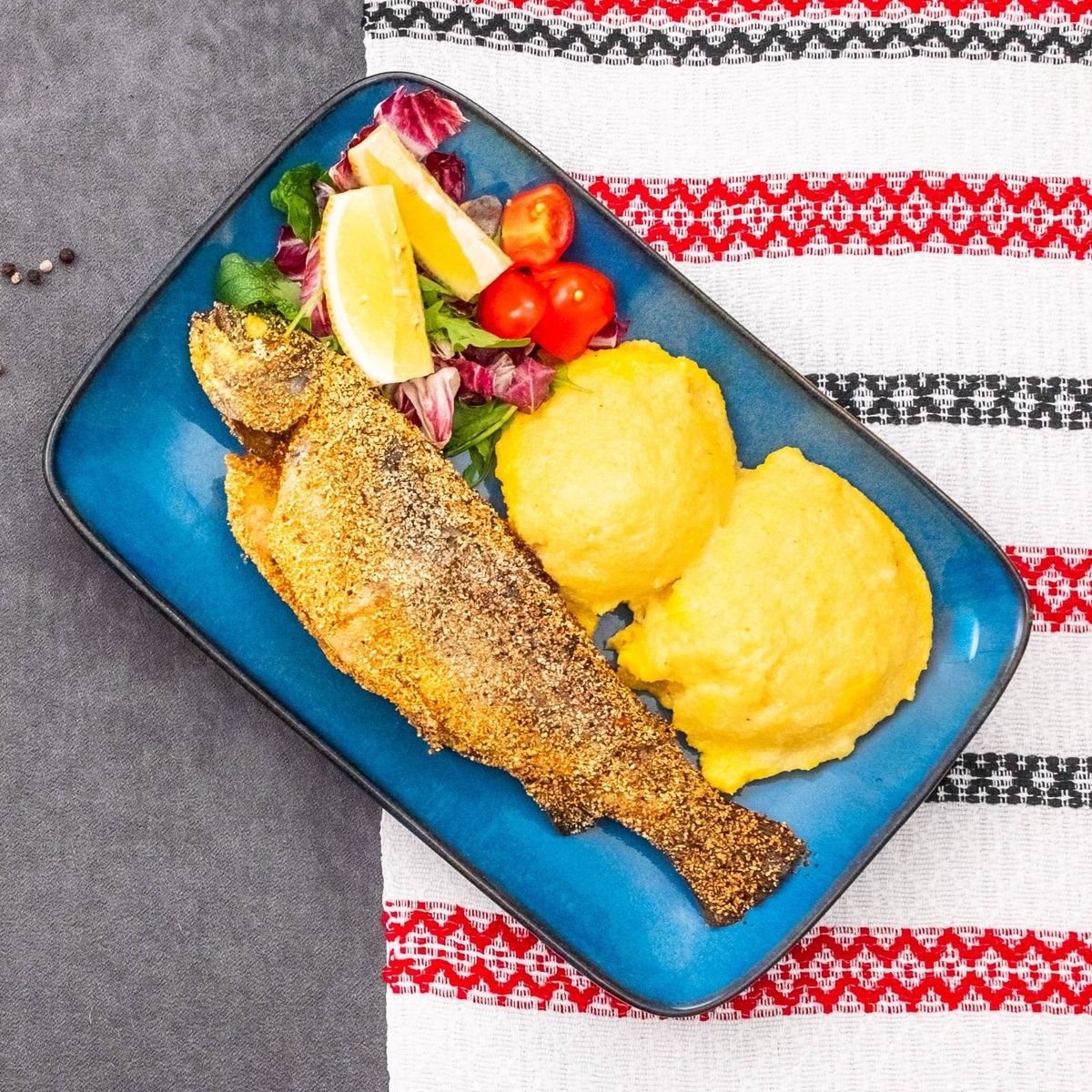 Păstrăv prăjit în crustă de mălai cu sos de usturoi și mămăliguță